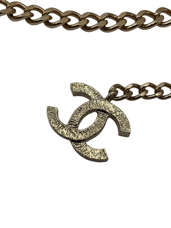 CHANEL RARE 2005 ROSE QUARTZ STONE EMBELLISHED CC LOGO PENDANT GOLD CHAIN BELT main image 4